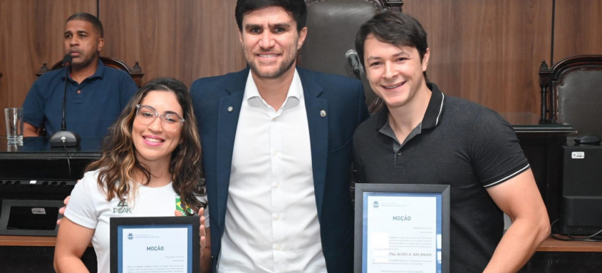 Natasha Rosa e o marido, Marcio Campião, que coordena um projeto esportivo em Nova Iguaçu, foram homenageados pelo presidente da CMNI, Dr. Marcio Guerreiro - Foto: Reprodução.
Natasha Rosa e o marido, Marcio Campião, que coordena um projeto esportivo em Nova Iguaçu, foram homenageados pelo presidente da CMNI, Dr. Marcio Guerreiro