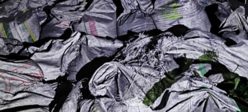 
Agentes da Polícia Rodoviária apreendem cerca de 18 toneladas de resíduos de carvão vegetal em PiraÍ. 
