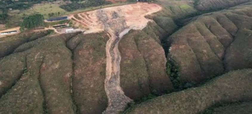 Desmoronamento de resíduos sólidos do aterro sanitário Ouro Verde, em Padre Bernardo, em Goiás.
