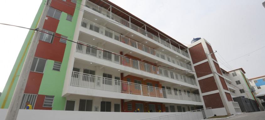 O governador Cláudio Castro entrega 175 moradias em condomínio residencial, no Complexo do Alemão. Outras 760 novas unidades estão em fase de construção. - Foto: Eliane Carvalho O governador Cláudio Castro entrega 175 moradias em condomínio residencial, no Complexo do Alemão. Outras 760 novas unidades estão em fase de construção.