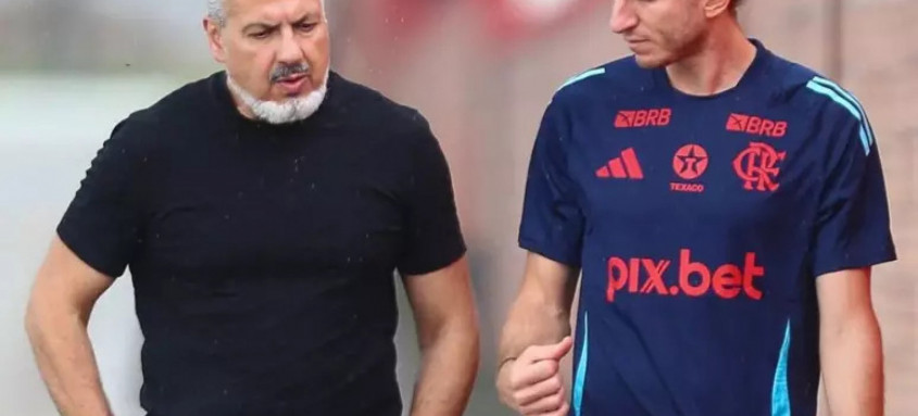 José Boto e Filipe Luís trocam figurinhas no Flamengo 