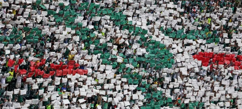 Mosaico da torcida do Palmeiras em jogo contra o Botafogo pelas oitavas de final da Copa do Mundo de Clubes