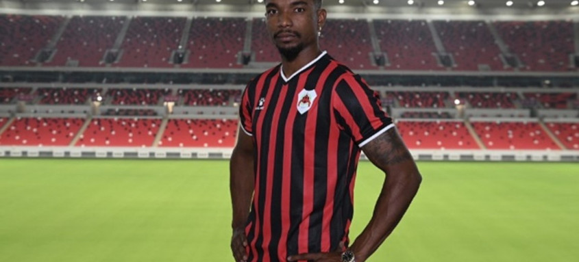 Thiago Mendes com a camisa do Al-Rayyan.