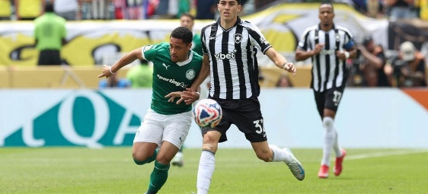 Vitor Roque, do Palmeiras, e Jair, do Botafogo, em disputa de bola nas oitavas de final da Copa do Mundo de Clubes.