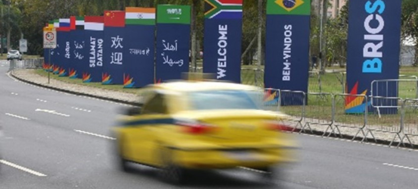 Para garantir correção linguística e respeito às especificidades culturais, a Prefeitura consultou as embaixadas dos países envolvidos