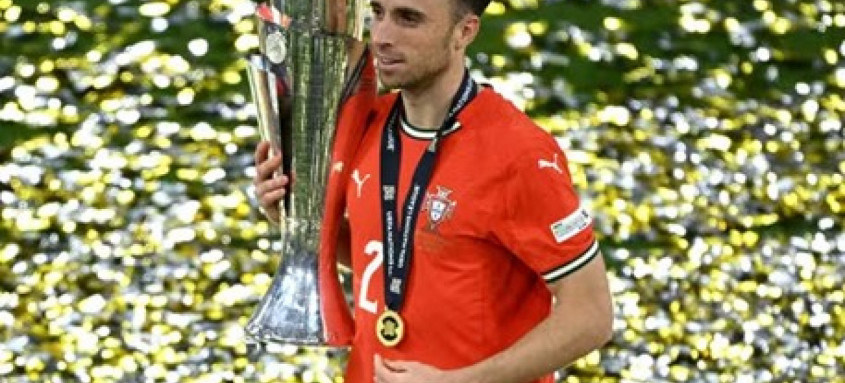 O atacante Diogo Jota comemora o título da Liga das Nações Europeias conquistado por Portugal no dia 9 de junho de 2025 em final disputada contra a Espanha. - Foto: Annegret Hilse/Reuters O atacante Diogo Jota comemora o título da Liga das Nações Europeias conquistado por Portugal no dia 9 de junho de 2025 em final disputada contra a Espanha.