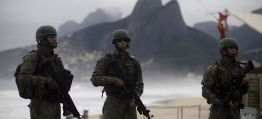 Militares da Marinha do Brasil fazem demonstração de segurança em Ipanema, às vésperas da Cúpula do Brics. - Foto: Fabiano Rocha / Agência O Globo Militares da Marinha do Brasil fazem demonstração de segurança em Ipanema, às vésperas da Cúpula do Brics.