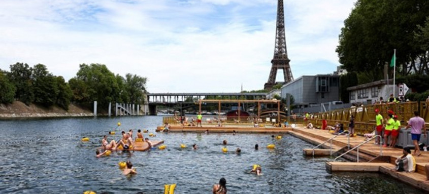 Banhistas nadam no rio Sena, em Paris, reaberto para banho, em 5 de julho de 2025. - Foto: Abdul Saboor/ Reuters Banhistas nadam no rio Sena, em Paris, reaberto para banho, em 5 de julho de 2025.