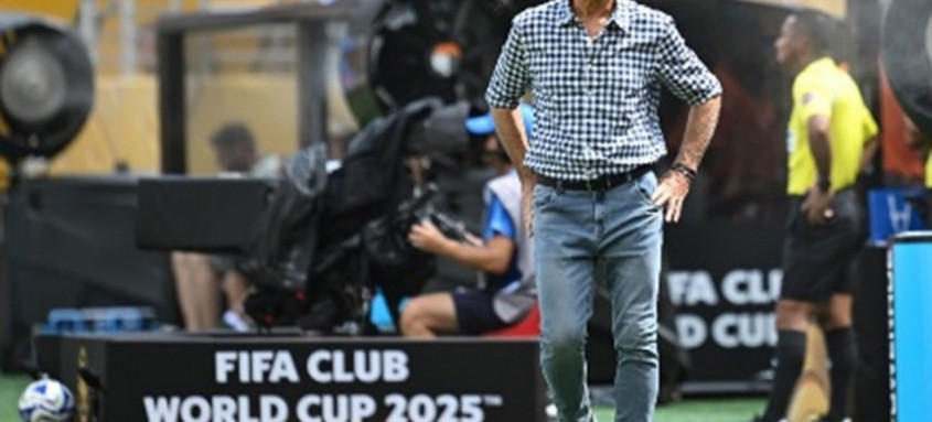 Renato Gaúcho na beira do campo em Fluminense x Chelsea. - Foto: Sven Hoppe/picture alliance via Getty Images Renato Gaúcho na beira do campo em Fluminense x Chelsea.