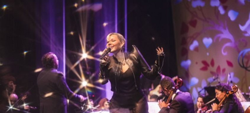 Duda Beat com a Orquestra Ouro Preto. 