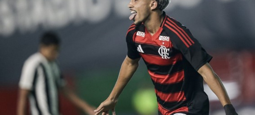 Matheus Gonçalves comemora um gol pelo Flamengo sub-20.