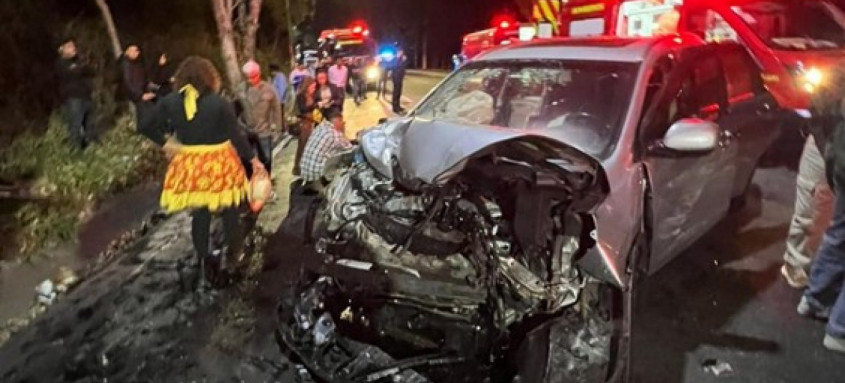 Grave acidente deixa um morto e mais 10 pessoas feridas em Volta Redonda. - Foto: Reprodução/Redes Sociais Grave acidente deixa um morto e mais 10 pessoas feridas em Volta Redonda.