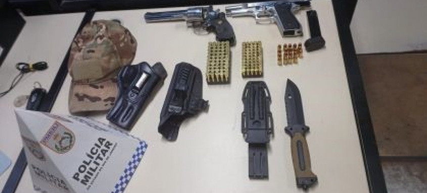 Armas, faca e munições foram apreendidas com o suspeito.


