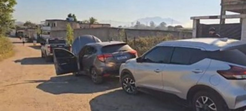 Cinco veículos de luxo usados pela milícia foram apreendidos. - Foto: Polícia Civil do Rio de Janeiro Cinco veículos de luxo usados pela milícia foram apreendidos.