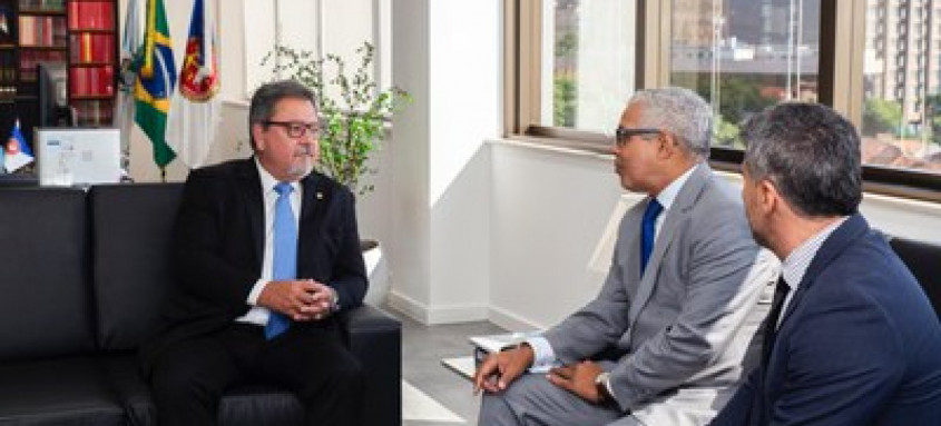 PGJ Antonio José Campos Moreira e procurador Eduardo Benones alinham cooperação entre MPRJ e MPF no controle da atividade policial. - Foto: Ascom MP-RJ PGJ Antonio José Campos Moreira e procurador Eduardo Benones alinham cooperação entre MPRJ e MPF no controle da atividade policial.