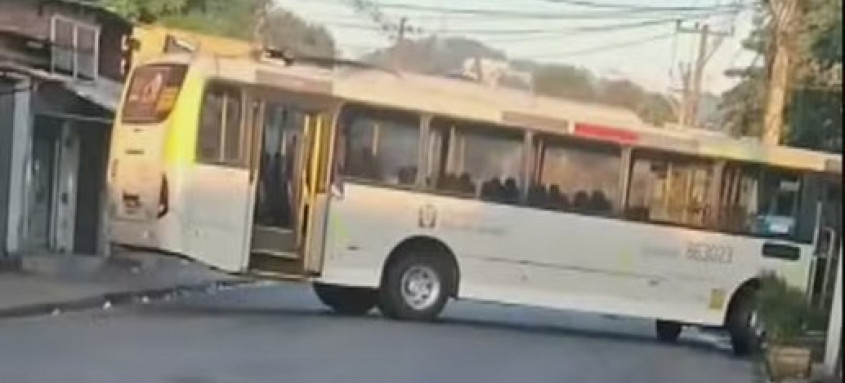 Ônibus é tomado por traficantes em Costa Barros.