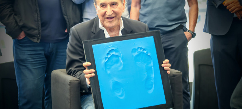Governo do Estado eternizar os pés de Carlos Alberto Parreira na Calçada da Fama do Maracanã. - Foto: Marcelo Regua Governo do Estado eternizar os pés de Carlos Alberto Parreira na Calçada da Fama do Maracanã.