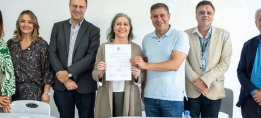 Dr. Serginho, da secretária de Saúde Beatriz Trindade, da reitora da UERJ, Prof.ª Gulnar Azevedo e Silva, e autoridades acadêmicas e municipais. 