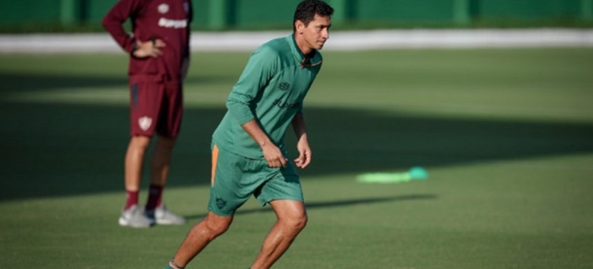 Ganso tenta passe durante treinamento do Fluminense.